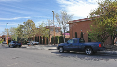 Foxfire Apartments in Albuquerque, NM - Building Photo - Building Photo