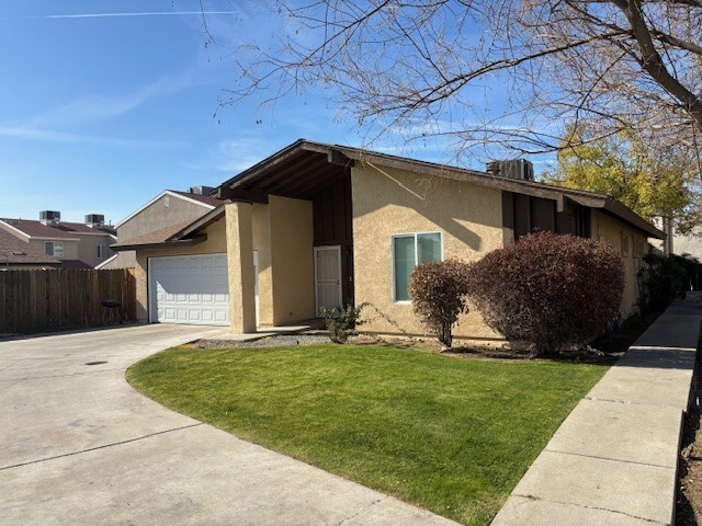 1021 Nimrod Ct in Bakersfield, CA - Building Photo