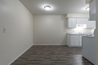 Pine Lake Apartments in Waterford, MI - Building Photo - Interior Photo