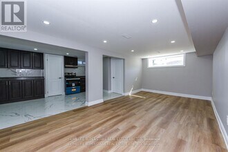 76 Flowertown Ave in Brampton, ON - Building Photo - Building Photo