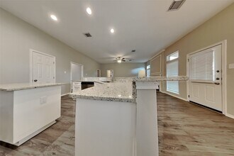 18518 Campers Crest Dr in Humble, TX - Foto de edificio - Building Photo