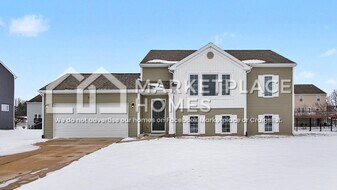 4648 Quaker Hill Dr SE in Kentwood, MI - Building Photo