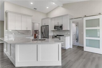 270 Madison Dr in Naples, FL - Building Photo - Building Photo