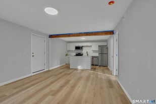 194 Hartford Rd in Manchester, CT - Building Photo