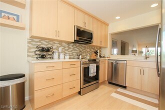 10686 Gulf Shore Dr in Naples, FL - Foto de edificio - Building Photo