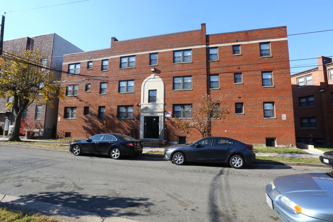 1609 21st Pl SE in Washington, DC - Building Photo
