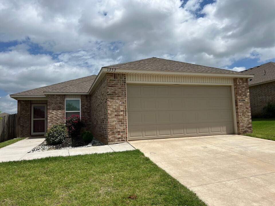 1357 Dustin Dr in Edmond, OK - Building Photo