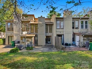 7925 Charter Oak Ln in Charlotte, NC - Foto de edificio - Building Photo