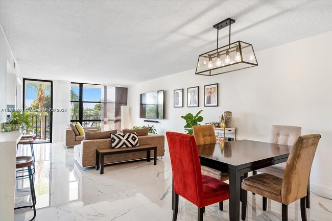 1000 Parkview Dr, Unit 327 in Hallandale Beach, FL - Foto de edificio - Building Photo