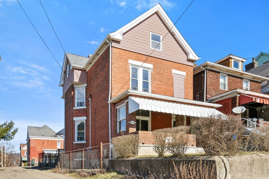 215 Winston St in Pittsburgh, PA - Building Photo