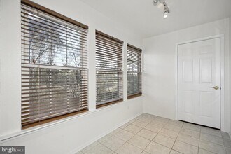 3315 Wyndham Cir in Alexandria, VA - Foto de edificio - Building Photo