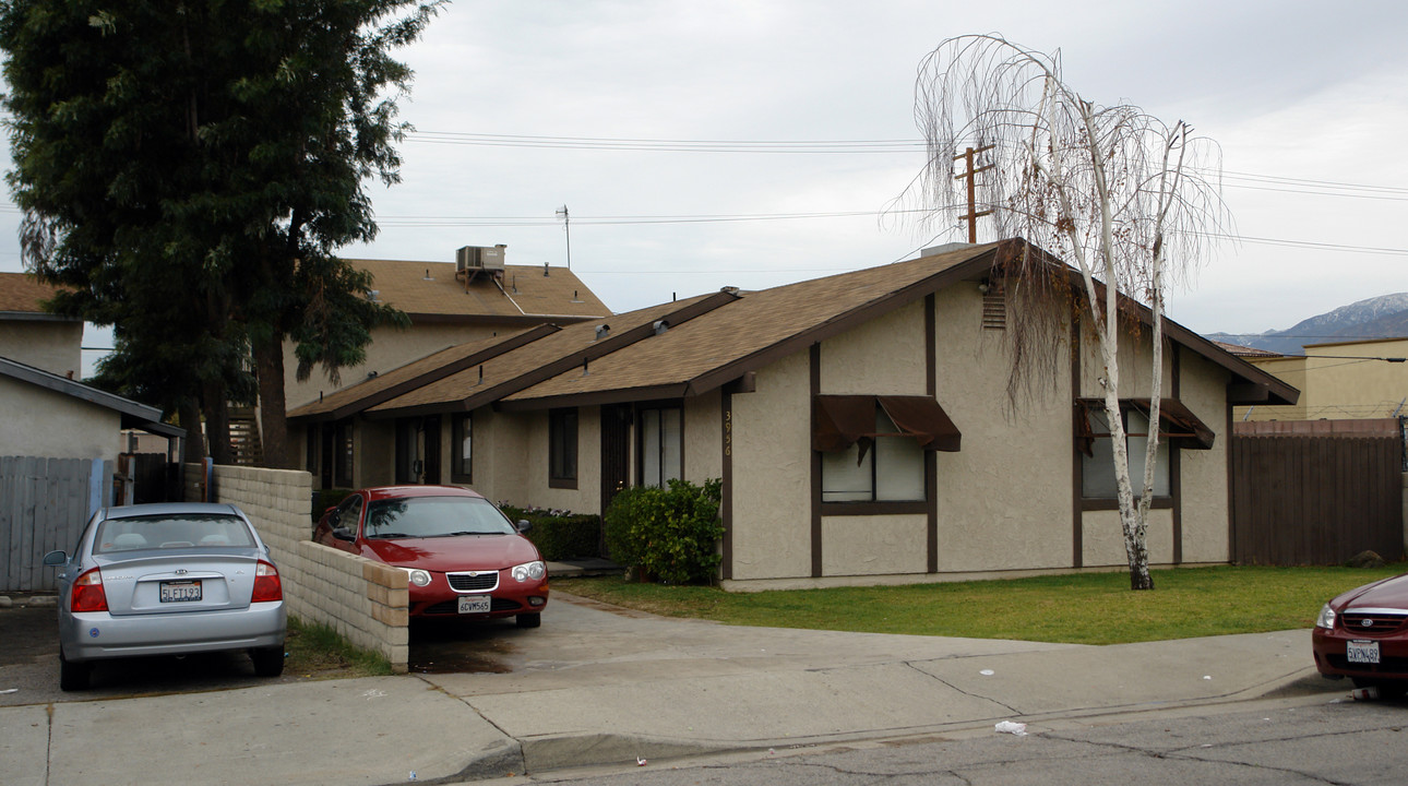 3956 Lugo Ave in San Bernardino, CA - Foto de edificio