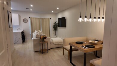 541 NE 206th Ln in Miami, FL - Building Photo - Building Photo