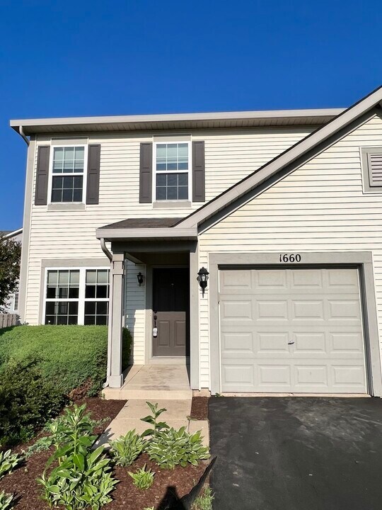 1660 Cameron Dr in Hampshire, IL - Building Photo