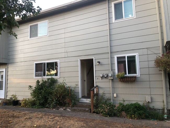 486 W N St in Springfield, OR - Building Photo - Building Photo