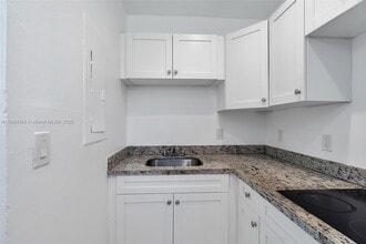 2047 Lincoln Ave in Opa Locka, FL - Building Photo - Building Photo