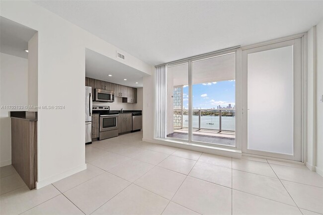 910 West Ave, Unit 1018 in Miami Beach, FL - Building Photo - Building Photo