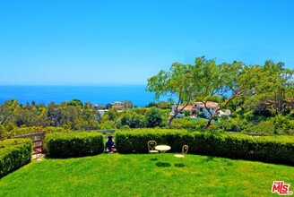 22042 Carbon Mesa Rd in Malibu, CA - Foto de edificio - Building Photo