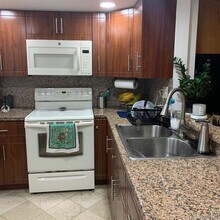 10241 NW 9th St Cir-Unit -211-5 in Miami, FL - Building Photo - Building Photo