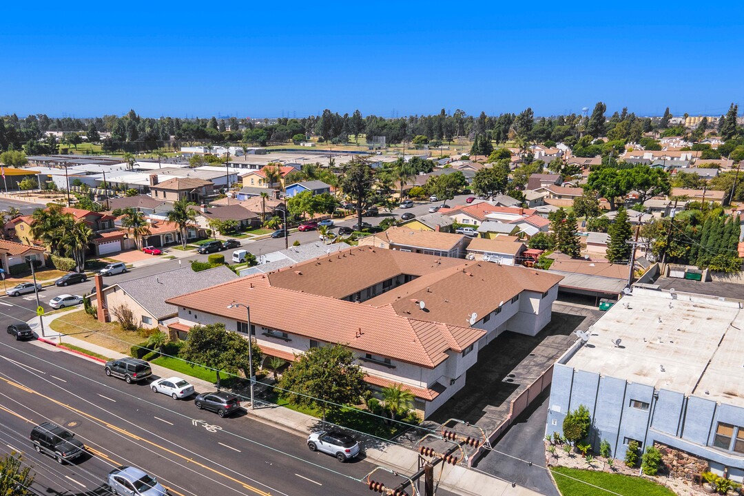 11923 Old River School Rd in Downey, CA - Building Photo