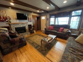 1038 S Lake Dr in Watertown, SD - Building Photo - Building Photo