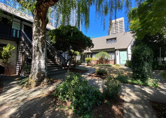 Canterbury Court in Seattle, WA - Building Photo - Building Photo