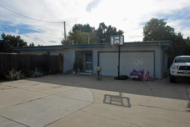 101 W Loop Dr in Camarillo, CA - Building Photo - Building Photo