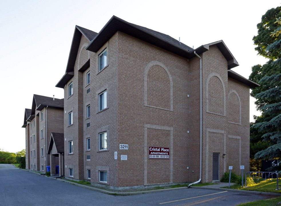 Christal Place Apartments in Ottawa, ON - Building Photo