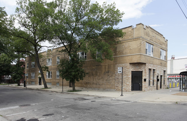 3860 W Fullerton Ave in Chicago, IL - Foto de edificio - Building Photo