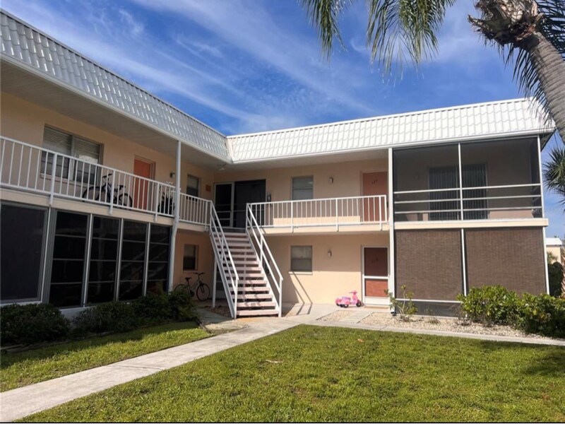 460 Base Ave E in Venice, FL - Building Photo
