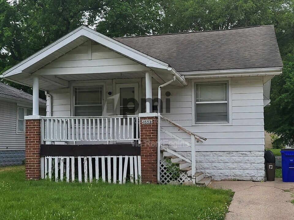 1553 N Walnut Grove Ave in Decatur, IL - Building Photo