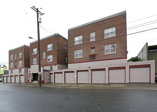 Terrace Court Apartments in Portland, OR - Building Photo - Building Photo