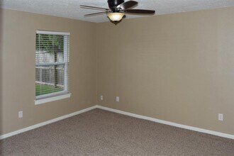 518 Moore St in Tomball, TX - Building Photo - Building Photo