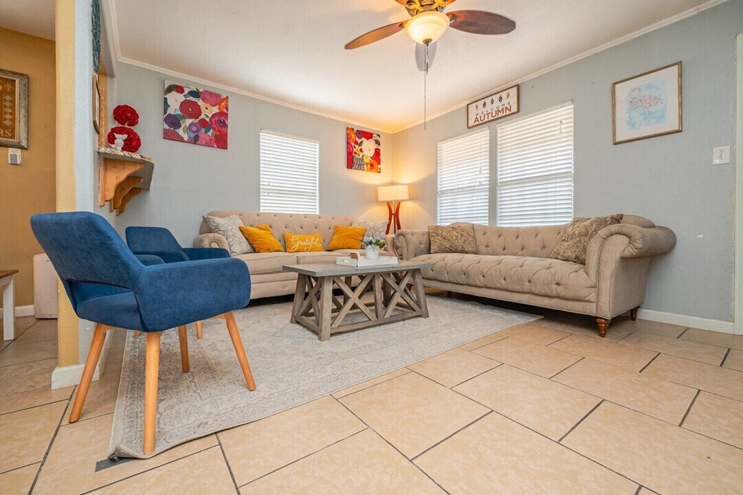 1131 S 8th St in Aransas Pass, TX - Building Photo