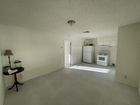 2357 Lafayette St in Ft. Myers, FL - Building Photo