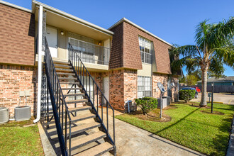 Carriage Park Apartments in Groves, TX - Foto de edificio - Building Photo