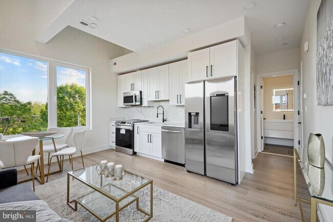 1307 Longfellow St NW in Washington, DC - Foto de edificio - Building Photo