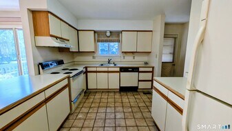 69 Northwest Dr in Plainville, CT - Building Photo