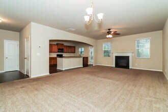 618 Royal Crest Ct in Canton, GA - Foto de edificio - Building Photo