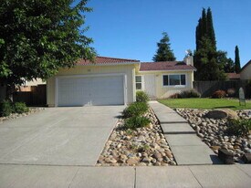 702 St Andrews Dr in Vacaville, CA - Building Photo