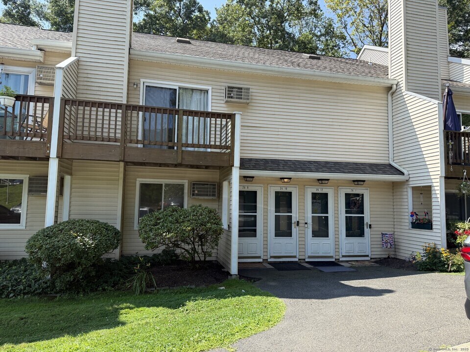 8 Rose Ln in Danbury, CT - Building Photo