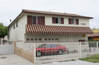 6142 Palm Ave in Maywood, CA - Foto de edificio - Building Photo