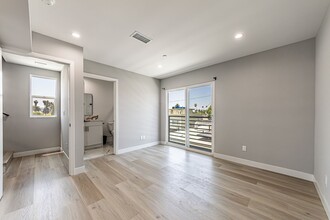 2223 S Highland Ave in Los Angeles, CA - Building Photo - Building Photo