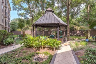 5800 Woodway Dr in Houston, TX - Building Photo - Building Photo