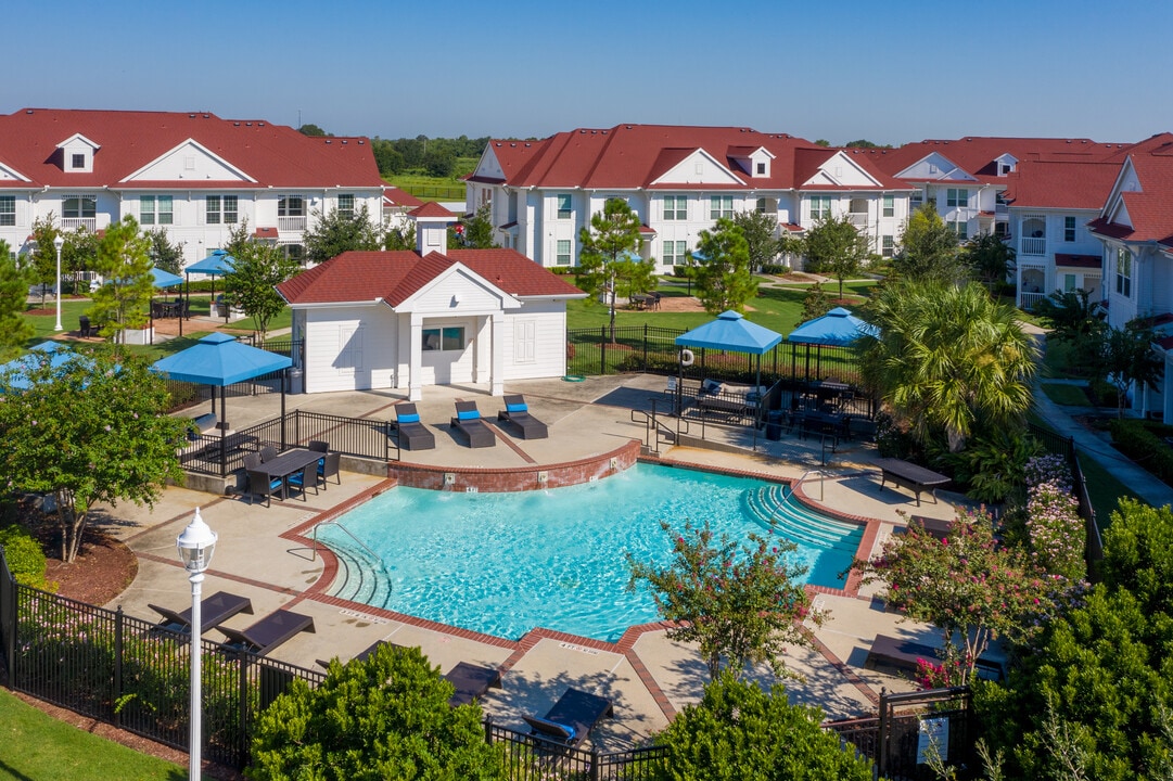 Summer House Apartments in Angleton, TX - Building Photo