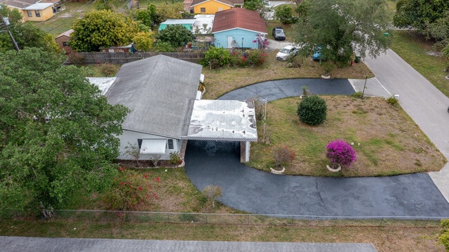 4375 Forest Ln in Palm Springs, FL - Foto de edificio - Building Photo