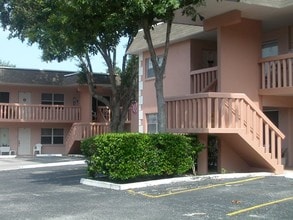 Villa Des Chenes Apartments/Breezy Palms in Largo, FL - Foto de edificio - Building Photo