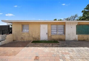 464 Carolina Ave in Ft. Myers, FL - Building Photo