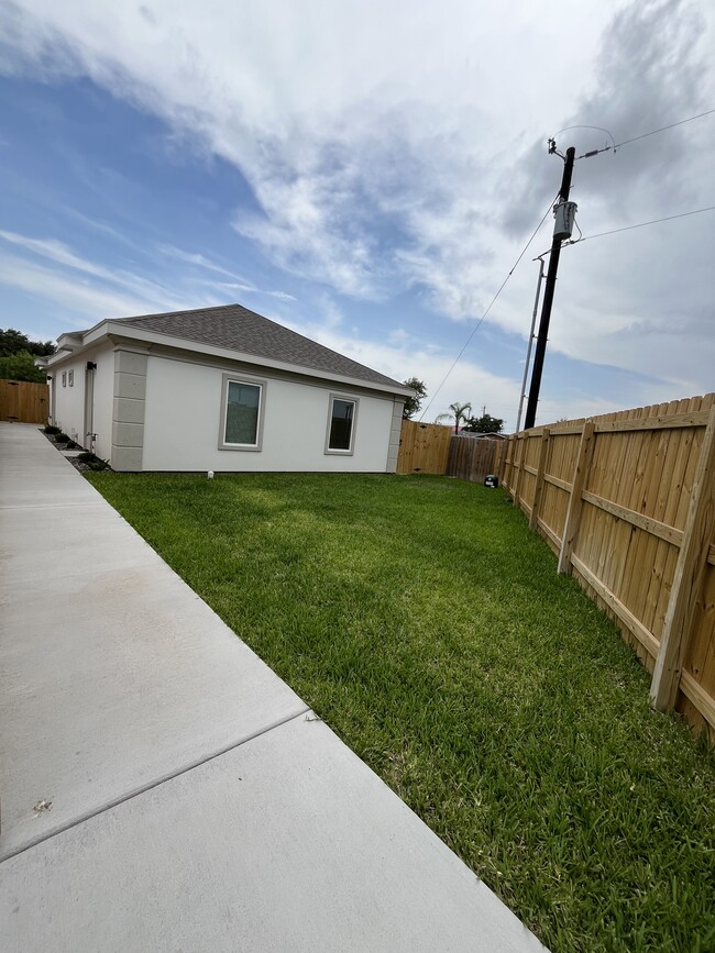 7703 N 58th Ln, Unit 2 in Mission, TX - Building Photo - Building Photo