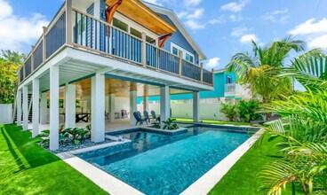 2411 Avenue C in Bradenton Beach, FL - Building Photo - Building Photo